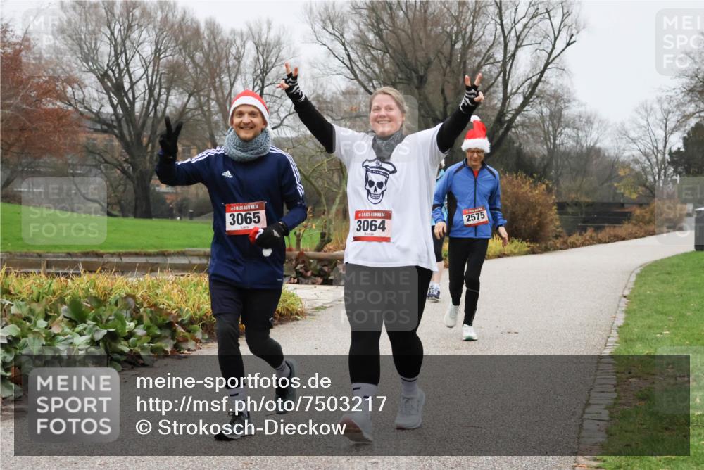 08.12.2024 - St. Pauli X-Mass-Run No. 14 Strokosch-Dieckow http://msf.ph/oto/7503217 08.12.2024 10:03:31 Laufen 14, 3065, 14, 3064, 2575 meine-sportfotos.de