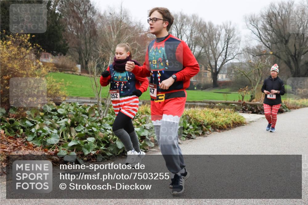 08.12.2024 - St. Pauli X-Mass-Run No. 14 Strokosch-Dieckow http://msf.ph/oto/7503255 08.12.2024 10:04:46 Laufen 252, 47, 93 meine-sportfotos.de