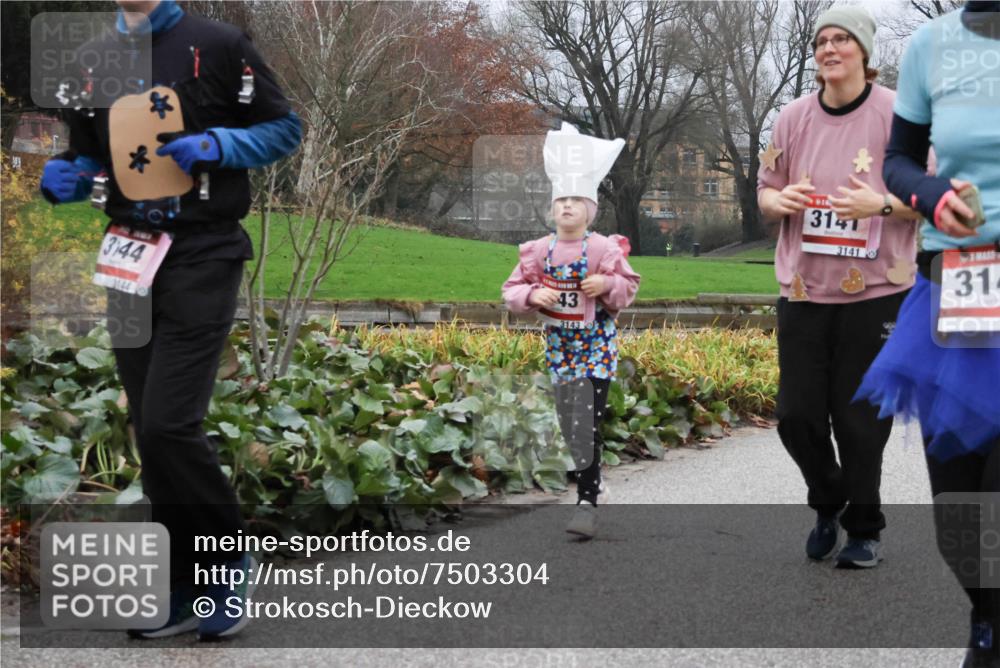 08.12.2024 - St. Pauli X-Mass-Run No. 14 Strokosch-Dieckow http://msf.ph/oto/7503304 08.12.2024 10:05:34 Laufen 344, 3144, 43, 3143, 10, 3141, 3141, 31 meine-sportfotos.de