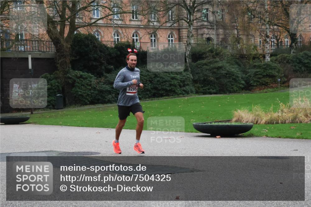 08.12.2024 - St. Pauli X-Mass-Run No. 14 Strokosch-Dieckow http://msf.ph/oto/7504325 08.12.2024 09:36:45 Laufen 3285, 328 meine-sportfotos.de