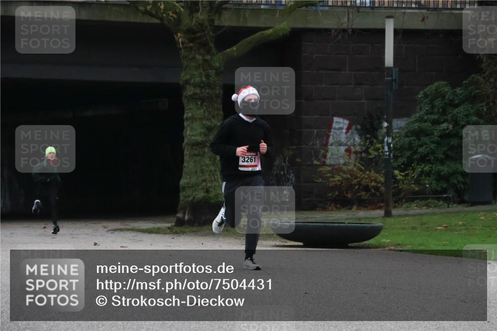 08.12.2024 - St. Pauli X-Mass-Run No. 14 Strokosch-Dieckow http://msf.ph/oto/7504431 08.12.2024 09:37:04 Laufen 3261, 3261 meine-sportfotos.de