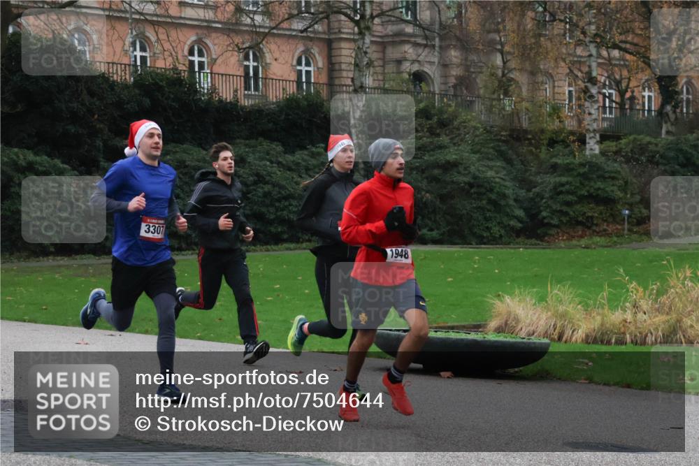 08.12.2024 - St. Pauli X-Mass-Run No. 14 Strokosch-Dieckow http://msf.ph/oto/7504644 08.12.2024 09:38:00 Laufen 3307, 1948 meine-sportfotos.de