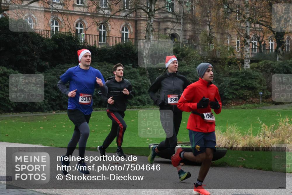 08.12.2024 - St. Pauli X-Mass-Run No. 14 Strokosch-Dieckow http://msf.ph/oto/7504646 08.12.2024 09:38:00 Laufen 3307, 3305, 1948 meine-sportfotos.de