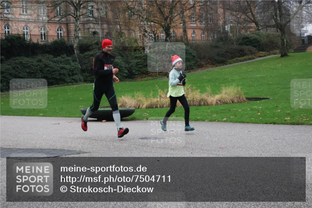 08.12.2024 - St. Pauli X-Mass-Run No. 14 Strokosch-Dieckow http://msf.ph/oto/7504711 08.12.2024 09:38:20 Laufen 799 meine-sportfotos.de