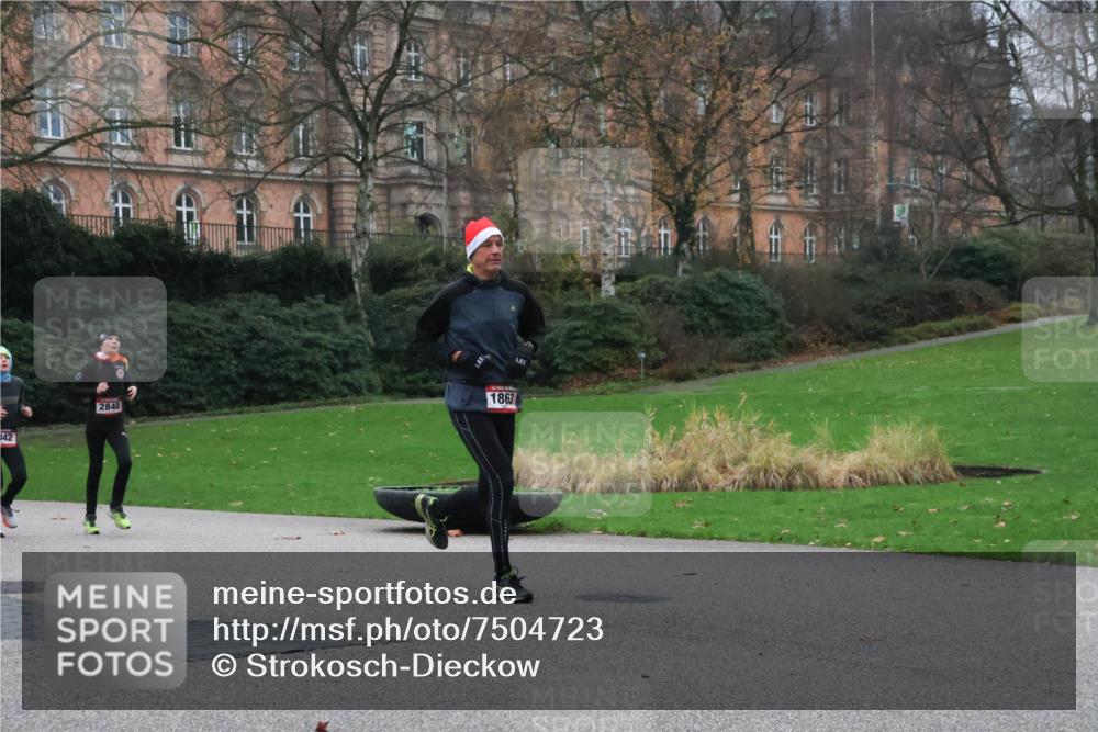 08.12.2024 - St. Pauli X-Mass-Run No. 14 Strokosch-Dieckow http://msf.ph/oto/7504723 08.12.2024 09:38:22 Laufen 842, 2840, 1863 meine-sportfotos.de