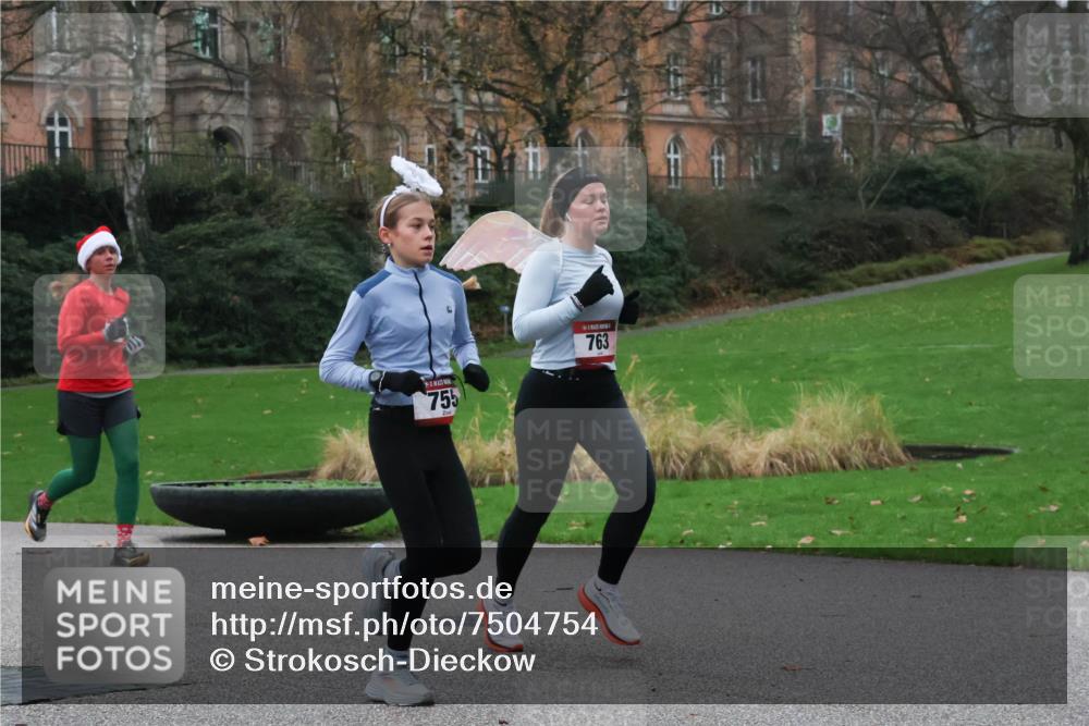 08.12.2024 - St. Pauli X-Mass-Run No. 14 Strokosch-Dieckow http://msf.ph/oto/7504754 08.12.2024 09:38:26 Laufen 755, 763 meine-sportfotos.de
