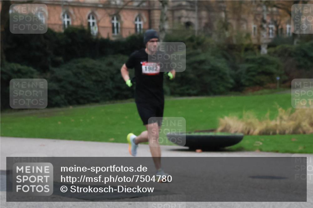 08.12.2024 - St. Pauli X-Mass-Run No. 14 Strokosch-Dieckow http://msf.ph/oto/7504780 08.12.2024 09:38:30 Laufen 1982 meine-sportfotos.de