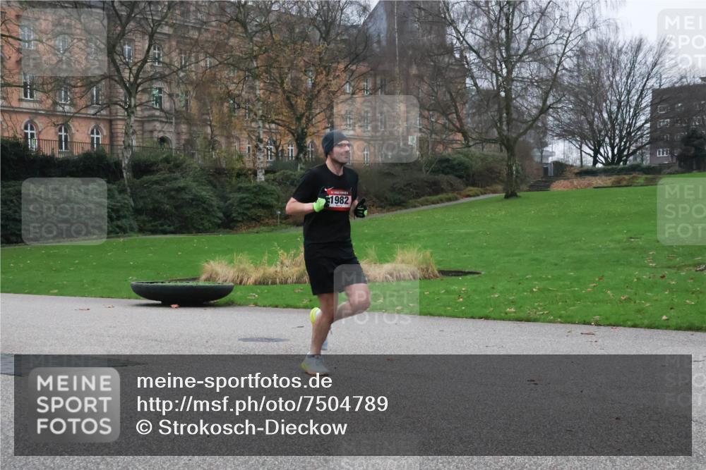 08.12.2024 - St. Pauli X-Mass-Run No. 14 Strokosch-Dieckow http://msf.ph/oto/7504789 08.12.2024 09:38:31 Laufen 1982 meine-sportfotos.de