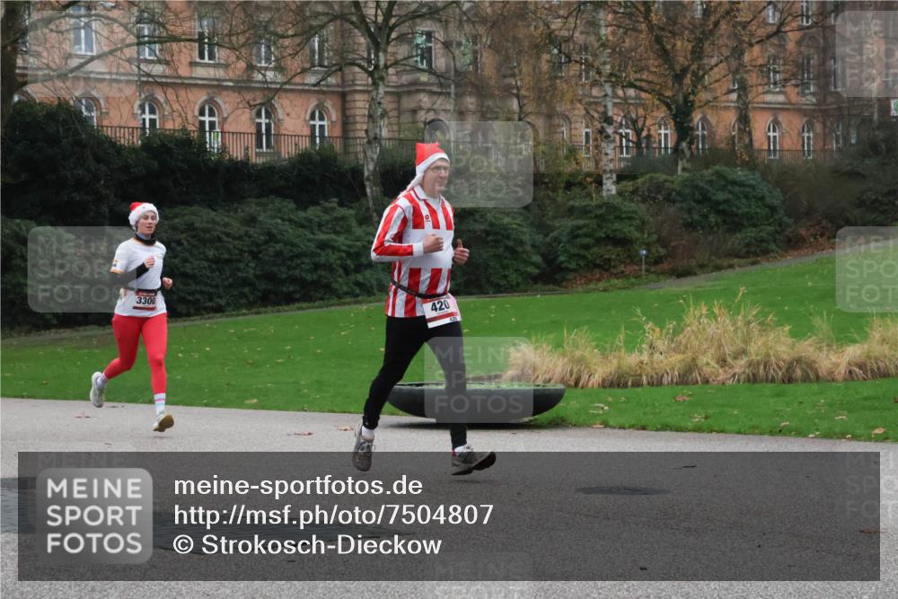 08.12.2024 - St. Pauli X-Mass-Run No. 14 Strokosch-Dieckow http://msf.ph/oto/7504807 08.12.2024 09:38:35 Laufen 3300, 420 meine-sportfotos.de