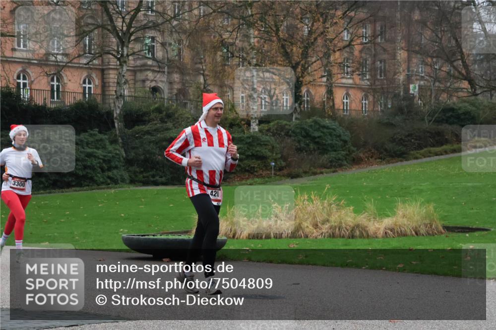 08.12.2024 - St. Pauli X-Mass-Run No. 14 Strokosch-Dieckow http://msf.ph/oto/7504809 08.12.2024 09:38:35 Laufen 3300, 420 meine-sportfotos.de