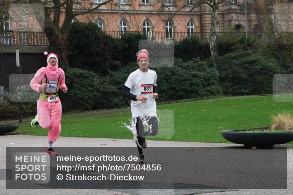 08.12.2024 - St. Pauli X-Mass-Run No. 14 Strokosch-Dieckow http://msf.ph/oto/7504856 08.12.2024 09:38:41 Laufen 859, 881 meine-sportfotos.de