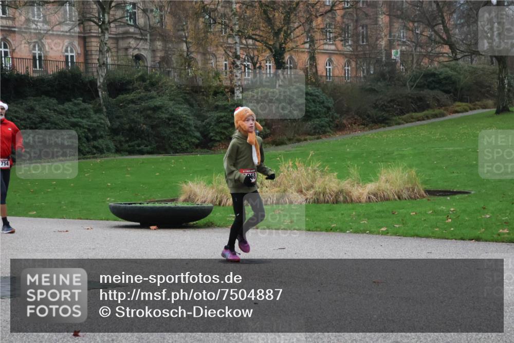 08.12.2024 - St. Pauli X-Mass-Run No. 14 Strokosch-Dieckow http://msf.ph/oto/7504887 08.12.2024 09:38:46 Laufen 754, 58 meine-sportfotos.de