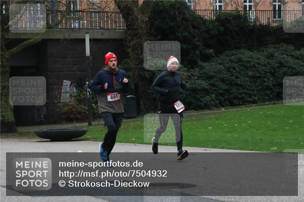 08.12.2024 - St. Pauli X-Mass-Run No. 14 Strokosch-Dieckow http://msf.ph/oto/7504932 08.12.2024 09:38:54 Laufen 691, 1818 meine-sportfotos.de