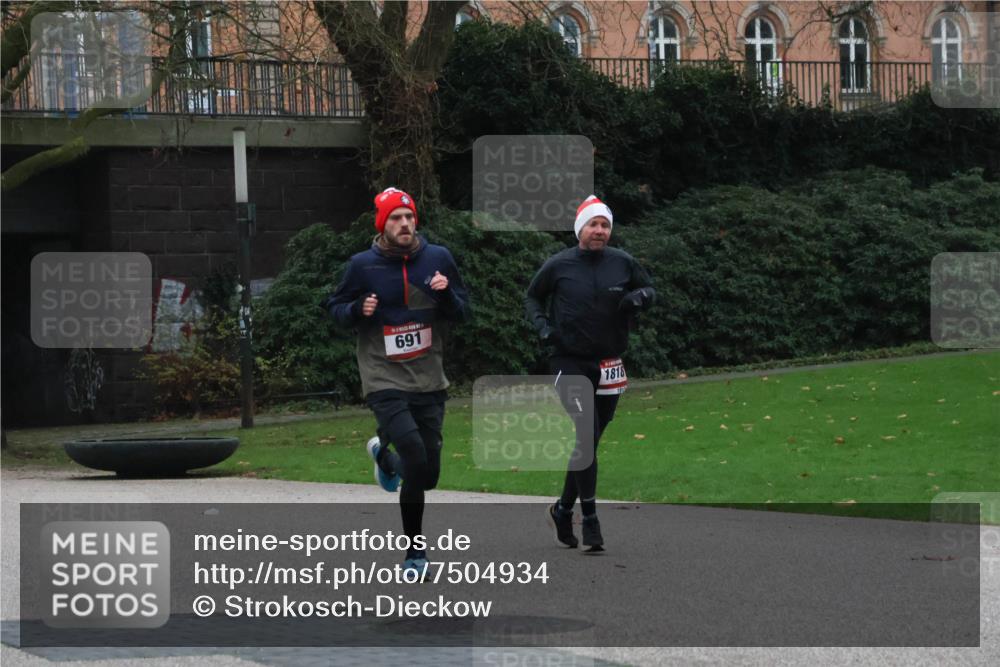 08.12.2024 - St. Pauli X-Mass-Run No. 14 Strokosch-Dieckow http://msf.ph/oto/7504934 08.12.2024 09:38:54 Laufen 691, 1818 meine-sportfotos.de