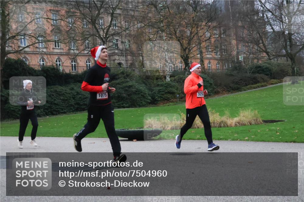 08.12.2024 - St. Pauli X-Mass-Run No. 14 Strokosch-Dieckow http://msf.ph/oto/7504960 08.12.2024 09:39:01 Laufen 1075, 1080, 3256 meine-sportfotos.de