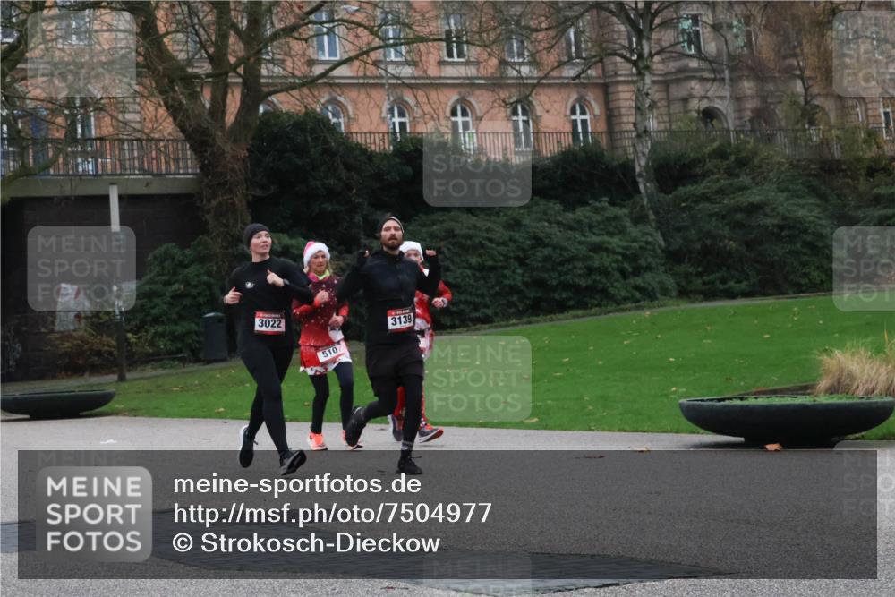 08.12.2024 - St. Pauli X-Mass-Run No. 14 Strokosch-Dieckow http://msf.ph/oto/7504977 08.12.2024 09:39:08 Laufen 3022, 3139, 510 meine-sportfotos.de