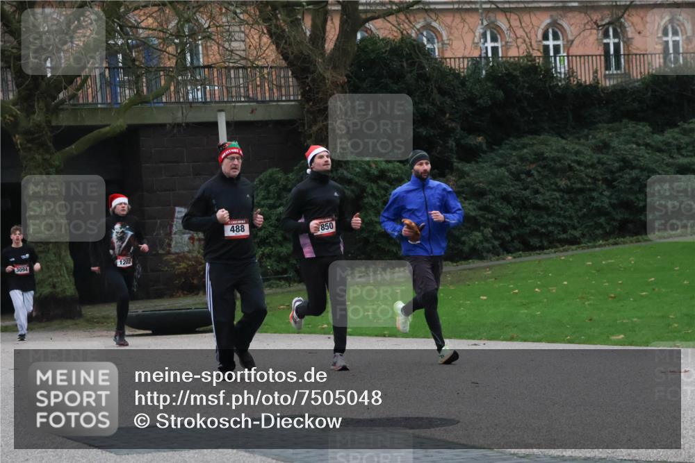 08.12.2024 - St. Pauli X-Mass-Run No. 14 Strokosch-Dieckow http://msf.ph/oto/7505048 08.12.2024 09:39:18 Laufen 3094, 1202, 488, 850 meine-sportfotos.de