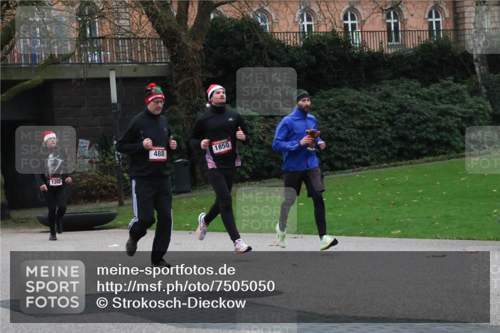 08.12.2024 - St. Pauli X-Mass-Run No. 14 Strokosch-Dieckow http://msf.ph/oto/7505050 08.12.2024 09:39:18 Laufen 1202, 488, 1850 meine-sportfotos.de