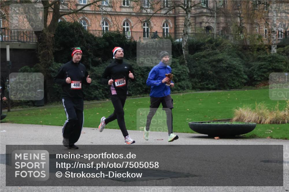 08.12.2024 - St. Pauli X-Mass-Run No. 14 Strokosch-Dieckow http://msf.ph/oto/7505058 08.12.2024 09:39:19 Laufen 488, 1850 meine-sportfotos.de