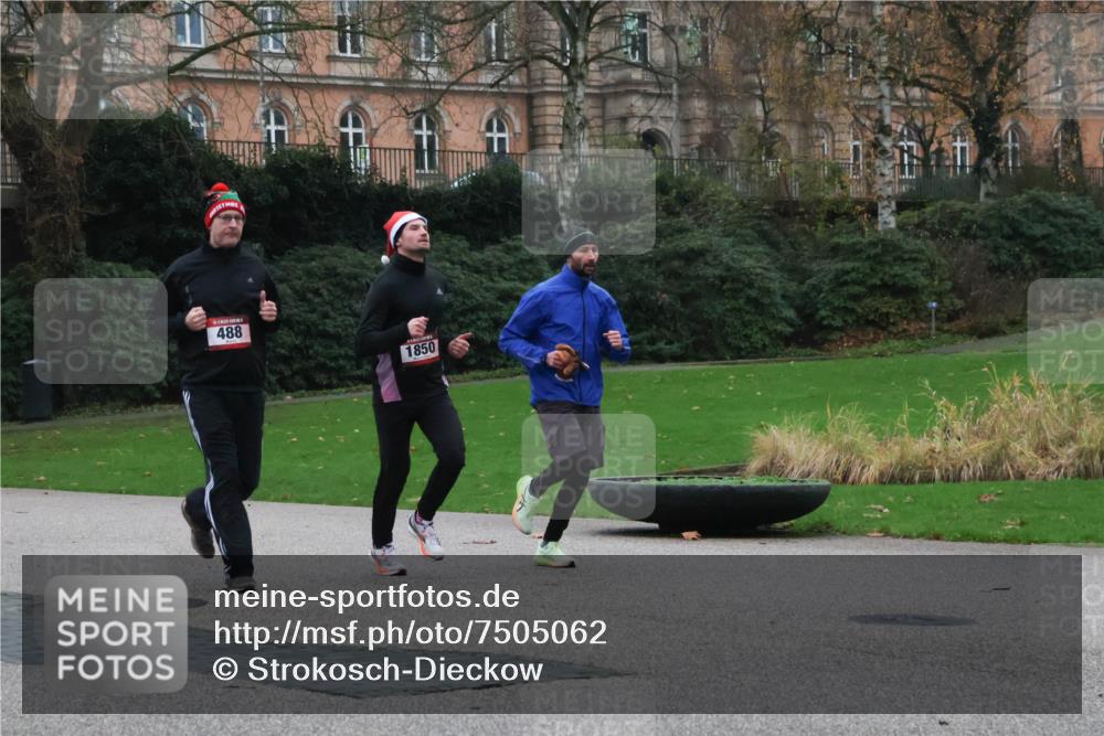 08.12.2024 - St. Pauli X-Mass-Run No. 14 Strokosch-Dieckow http://msf.ph/oto/7505062 08.12.2024 09:39:19 Laufen 488, 1850 meine-sportfotos.de