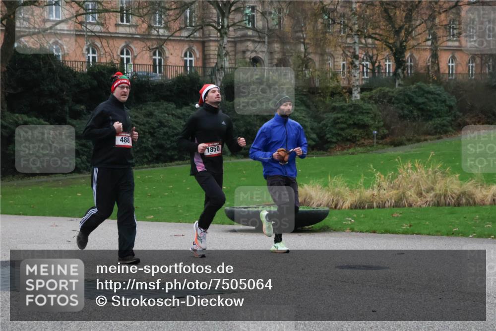 08.12.2024 - St. Pauli X-Mass-Run No. 14 Strokosch-Dieckow http://msf.ph/oto/7505064 08.12.2024 09:39:19 Laufen 488, 1850 meine-sportfotos.de
