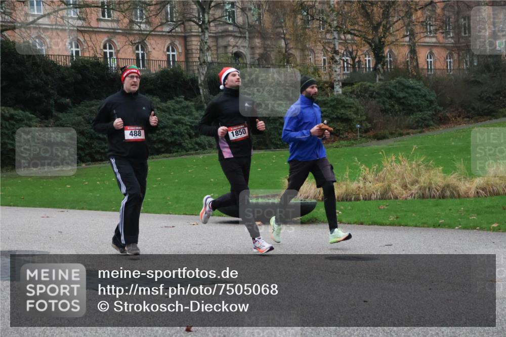 08.12.2024 - St. Pauli X-Mass-Run No. 14 Strokosch-Dieckow http://msf.ph/oto/7505068 08.12.2024 09:39:19 Laufen 488, 1850 meine-sportfotos.de