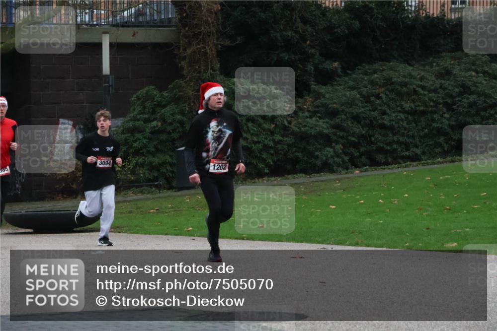 08.12.2024 - St. Pauli X-Mass-Run No. 14 Strokosch-Dieckow http://msf.ph/oto/7505070 08.12.2024 09:39:20 Laufen 195, 3094, 1202 meine-sportfotos.de