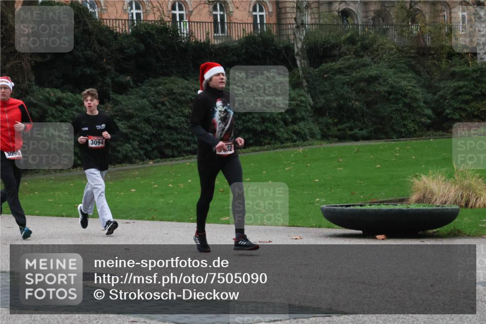 08.12.2024 - St. Pauli X-Mass-Run No. 14 Strokosch-Dieckow http://msf.ph/oto/7505090 08.12.2024 09:39:22 Laufen 3095, 3094, 92 meine-sportfotos.de