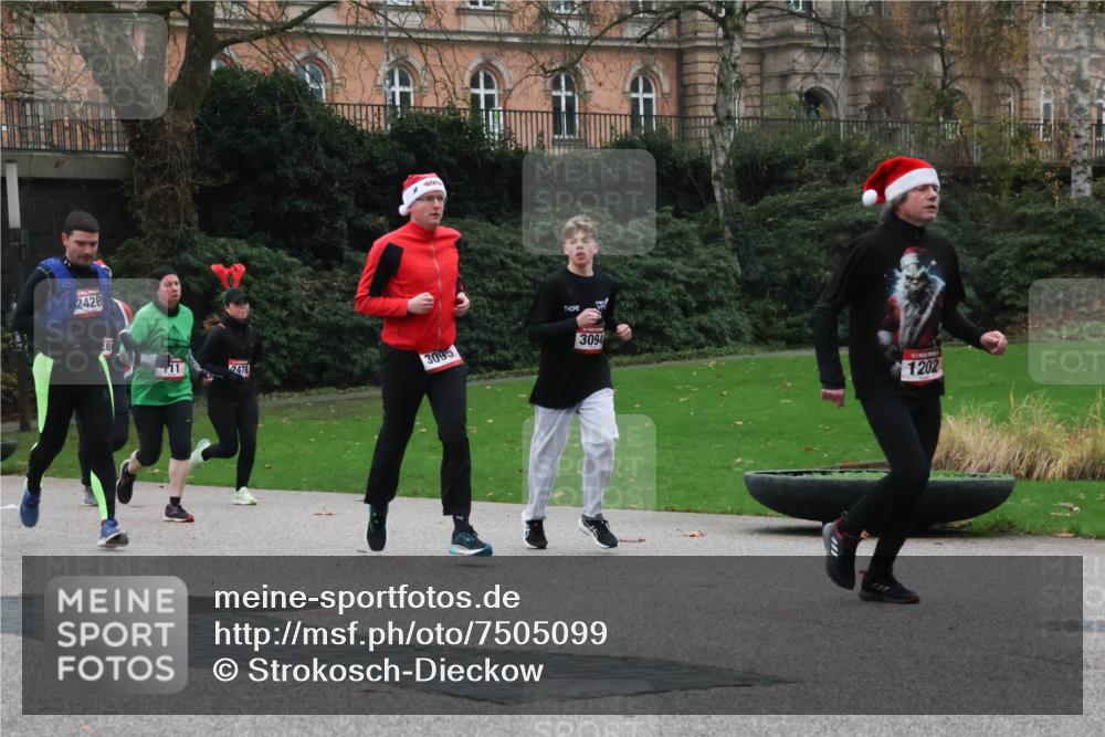 08.12.2024 - St. Pauli X-Mass-Run No. 14 Strokosch-Dieckow http://msf.ph/oto/7505099 08.12.2024 09:39:23 Laufen 2428, 8, 11, 2478, 3095, 3094, 1202 meine-sportfotos.de