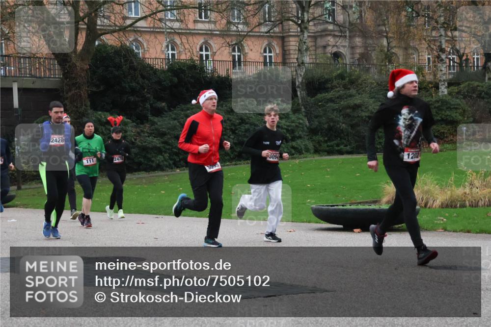 08.12.2024 - St. Pauli X-Mass-Run No. 14 Strokosch-Dieckow http://msf.ph/oto/7505102 08.12.2024 09:39:23 Laufen 2428, 111, 2478, 3095, 3094, 1202 meine-sportfotos.de