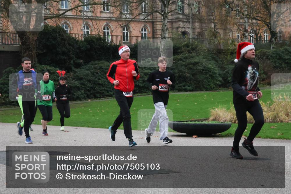 08.12.2024 - St. Pauli X-Mass-Run No. 14 Strokosch-Dieckow http://msf.ph/oto/7505103 08.12.2024 09:39:23 Laufen 2428, 111, 3095, 3094, 02 meine-sportfotos.de