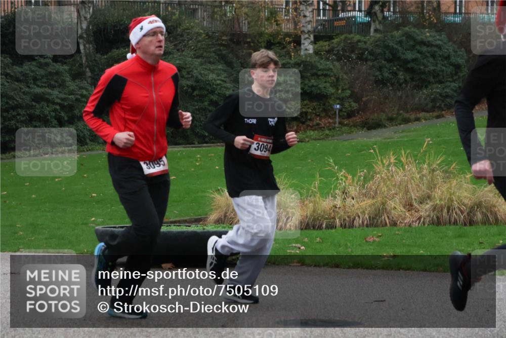 08.12.2024 - St. Pauli X-Mass-Run No. 14 Strokosch-Dieckow http://msf.ph/oto/7505109 08.12.2024 09:39:24 Laufen 3095, 3094 meine-sportfotos.de