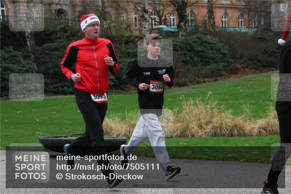08.12.2024 - St. Pauli X-Mass-Run No. 14 Strokosch-Dieckow http://msf.ph/oto/7505111 08.12.2024 09:39:24 Laufen 3095, 3094 meine-sportfotos.de