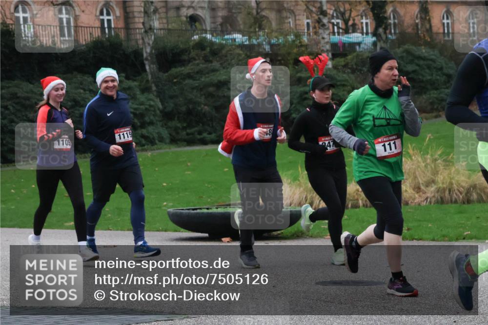 08.12.2024 - St. Pauli X-Mass-Run No. 14 Strokosch-Dieckow http://msf.ph/oto/7505126 08.12.2024 09:39:26 Laufen 1105, 1119, 8, 247, 111 meine-sportfotos.de