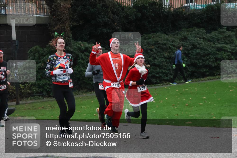 08.12.2024 - St. Pauli X-Mass-Run No. 14 Strokosch-Dieckow http://msf.ph/oto/7505166 08.12.2024 09:39:33 Laufen 2762, 18, 13, 2722, 1397 meine-sportfotos.de