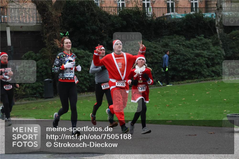 08.12.2024 - St. Pauli X-Mass-Run No. 14 Strokosch-Dieckow http://msf.ph/oto/7505168 08.12.2024 09:39:33 Laufen 2762, 1396, 2722, 1397 meine-sportfotos.de