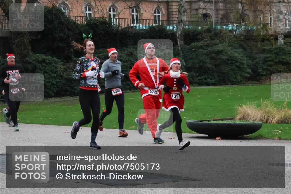 08.12.2024 - St. Pauli X-Mass-Run No. 14 Strokosch-Dieckow http://msf.ph/oto/7505173 08.12.2024 09:39:34 Laufen 2762, 1396, 2722, 1397 meine-sportfotos.de