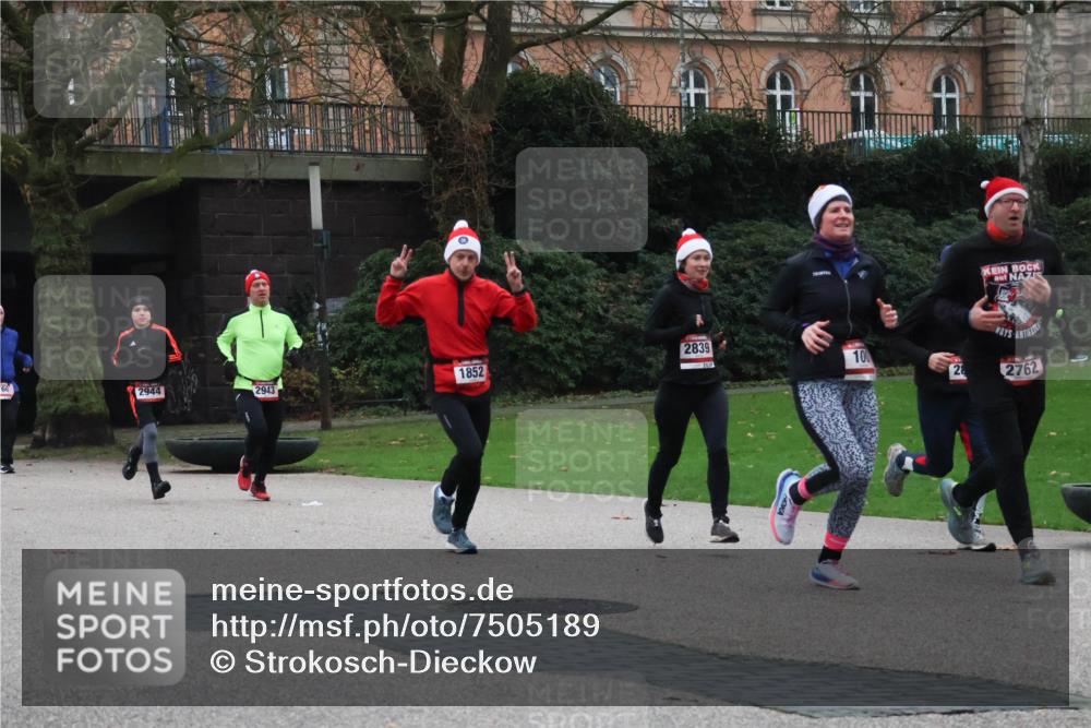 08.12.2024 - St. Pauli X-Mass-Run No. 14 Strokosch-Dieckow http://msf.ph/oto/7505189 08.12.2024 09:39:36 Laufen 2839, 60, 1852, 100, 2944, 2943, 2, 2762 meine-sportfotos.de