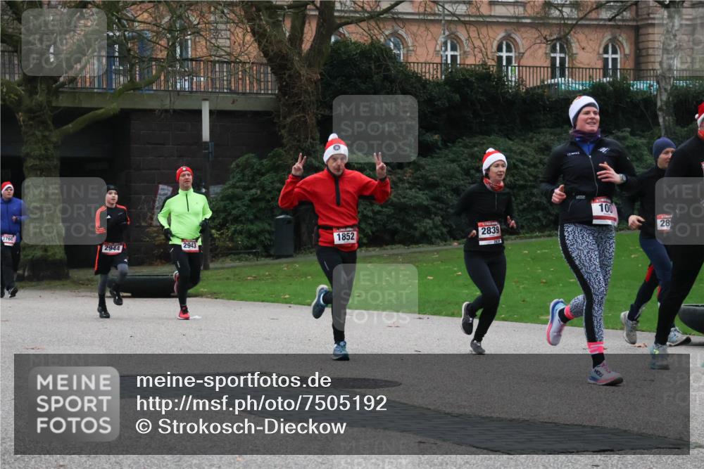 08.12.2024 - St. Pauli X-Mass-Run No. 14 Strokosch-Dieckow http://msf.ph/oto/7505192 08.12.2024 09:39:36 Laufen 2760, 1852, 2944, 2943, 2839, 100, 28 meine-sportfotos.de
