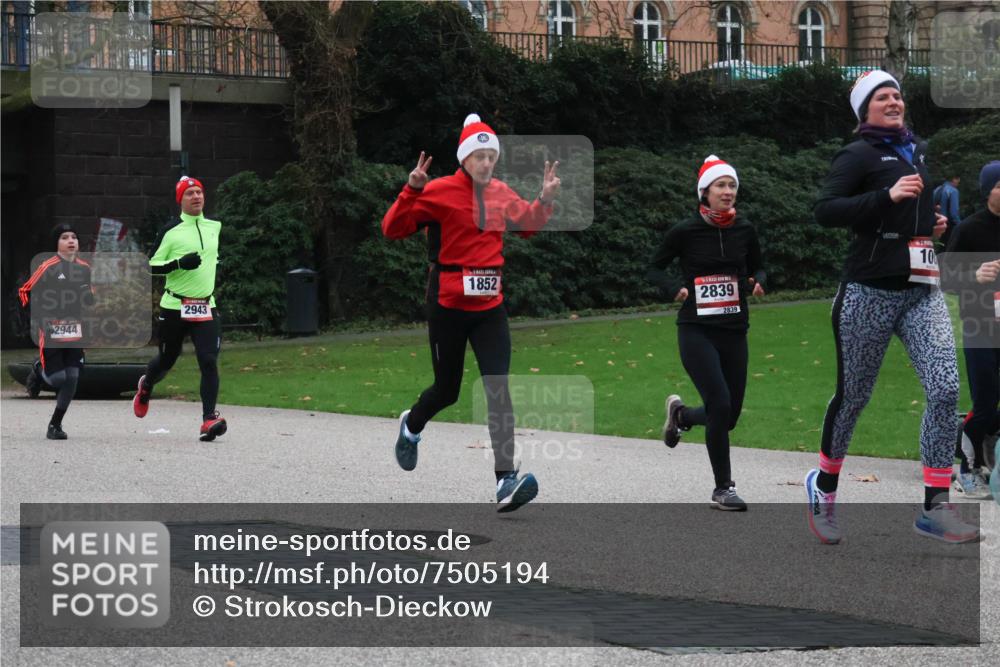 08.12.2024 - St. Pauli X-Mass-Run No. 14 Strokosch-Dieckow http://msf.ph/oto/7505194 08.12.2024 09:39:36 Laufen 2944, 1852, 2943, 2839, 2839, 10 meine-sportfotos.de