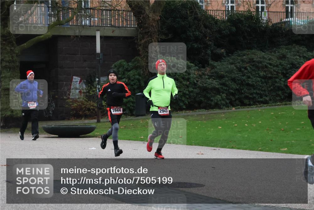 08.12.2024 - St. Pauli X-Mass-Run No. 14 Strokosch-Dieckow http://msf.ph/oto/7505199 08.12.2024 09:39:37 Laufen 2760, 2944, 2943 meine-sportfotos.de