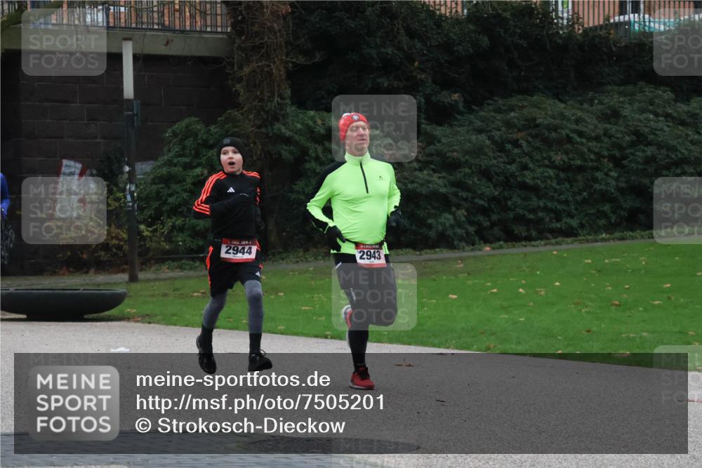 08.12.2024 - St. Pauli X-Mass-Run No. 14 Strokosch-Dieckow http://msf.ph/oto/7505201 08.12.2024 09:39:37 Laufen 2944, 2943 meine-sportfotos.de