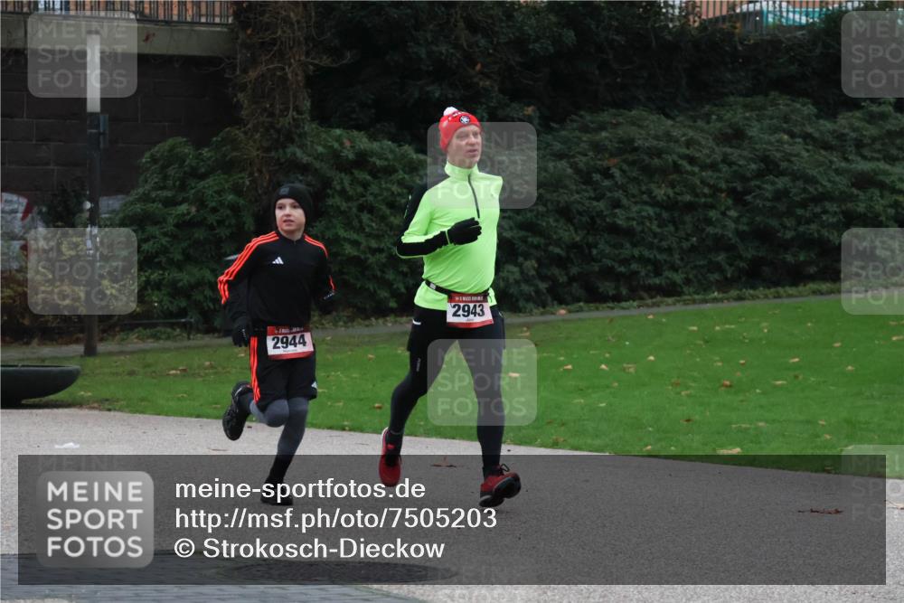 08.12.2024 - St. Pauli X-Mass-Run No. 14 Strokosch-Dieckow http://msf.ph/oto/7505203 08.12.2024 09:39:38 Laufen 2944, 2943 meine-sportfotos.de