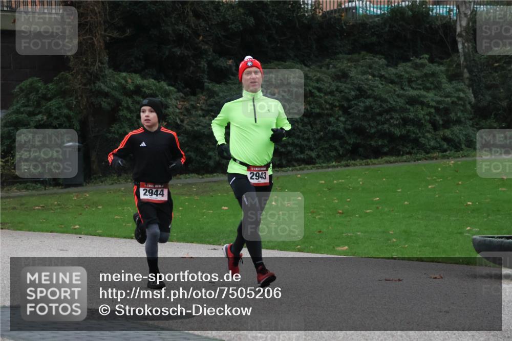 08.12.2024 - St. Pauli X-Mass-Run No. 14 Strokosch-Dieckow http://msf.ph/oto/7505206 08.12.2024 09:39:38 Laufen 2944, 2943 meine-sportfotos.de