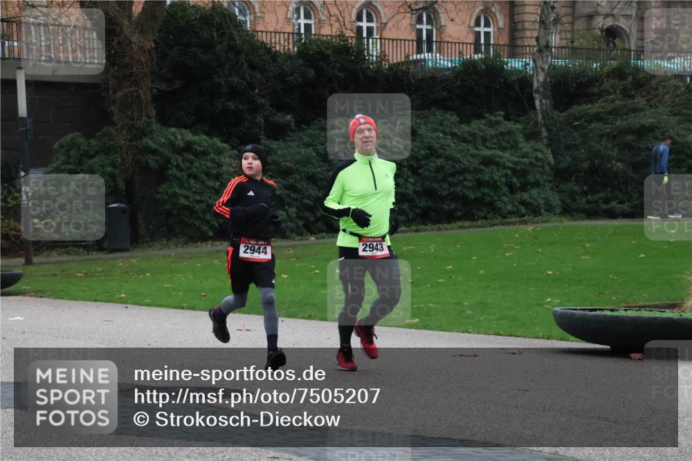 08.12.2024 - St. Pauli X-Mass-Run No. 14 Strokosch-Dieckow http://msf.ph/oto/7505207 08.12.2024 09:39:38 Laufen 2943, 2944 meine-sportfotos.de
