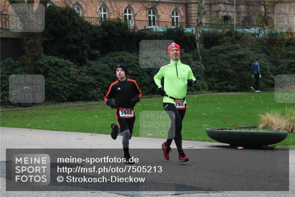 08.12.2024 - St. Pauli X-Mass-Run No. 14 Strokosch-Dieckow http://msf.ph/oto/7505213 08.12.2024 09:39:39 Laufen 1, 2944, 2943 meine-sportfotos.de