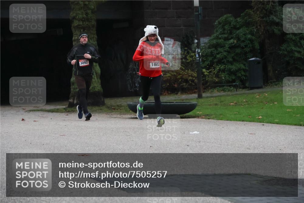 08.12.2024 - St. Pauli X-Mass-Run No. 14 Strokosch-Dieckow http://msf.ph/oto/7505257 08.12.2024 09:39:47 Laufen 3092, 1802 meine-sportfotos.de