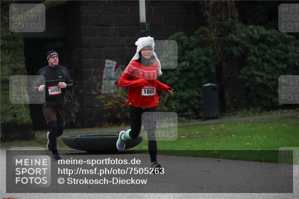 08.12.2024 - St. Pauli X-Mass-Run No. 14 Strokosch-Dieckow http://msf.ph/oto/7505263 08.12.2024 09:39:48 Laufen 3092, 1802 meine-sportfotos.de