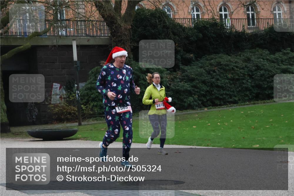 08.12.2024 - St. Pauli X-Mass-Run No. 14 Strokosch-Dieckow http://msf.ph/oto/7505324 08.12.2024 09:39:59 Laufen 1503, 2818 meine-sportfotos.de