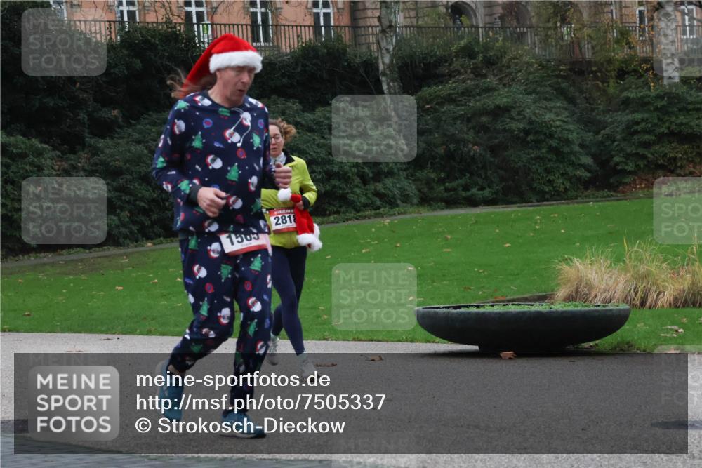 08.12.2024 - St. Pauli X-Mass-Run No. 14 Strokosch-Dieckow http://msf.ph/oto/7505337 08.12.2024 09:40:01 Laufen 2818, 1505 meine-sportfotos.de